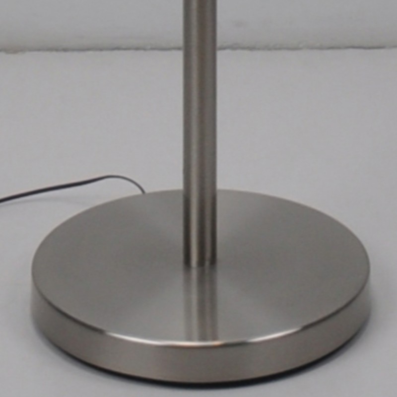 LED stojací lampa s vysokým světelným tokem