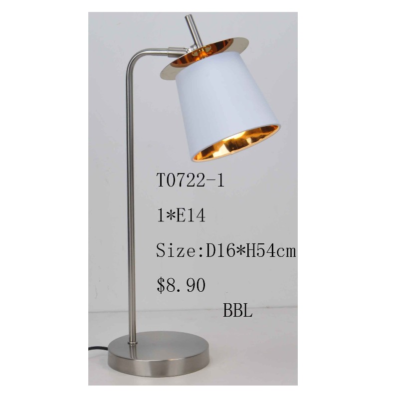 Stolní lampa s látkovým stínem a dekorační plachtou