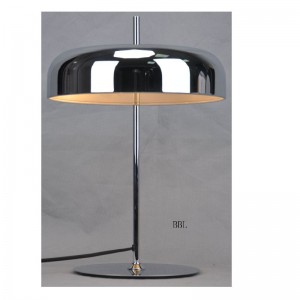 Stolní lampa s kovovým stínem a plochou základnou