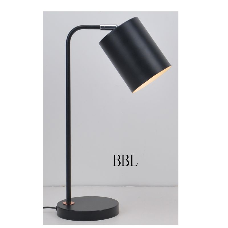 Stolní lampa s kovovým odstínem a úpravou funkce stínování