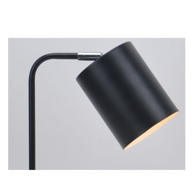 Stolní lampa s kovovým odstínem a úpravou funkce stínování