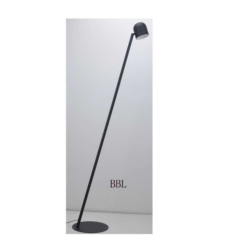 LED stojací lampa s kovovým odstínem