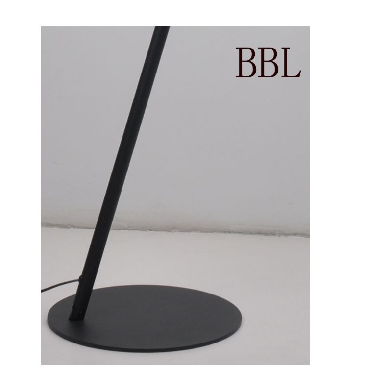 LED stojací lampa s kovovým odstínem