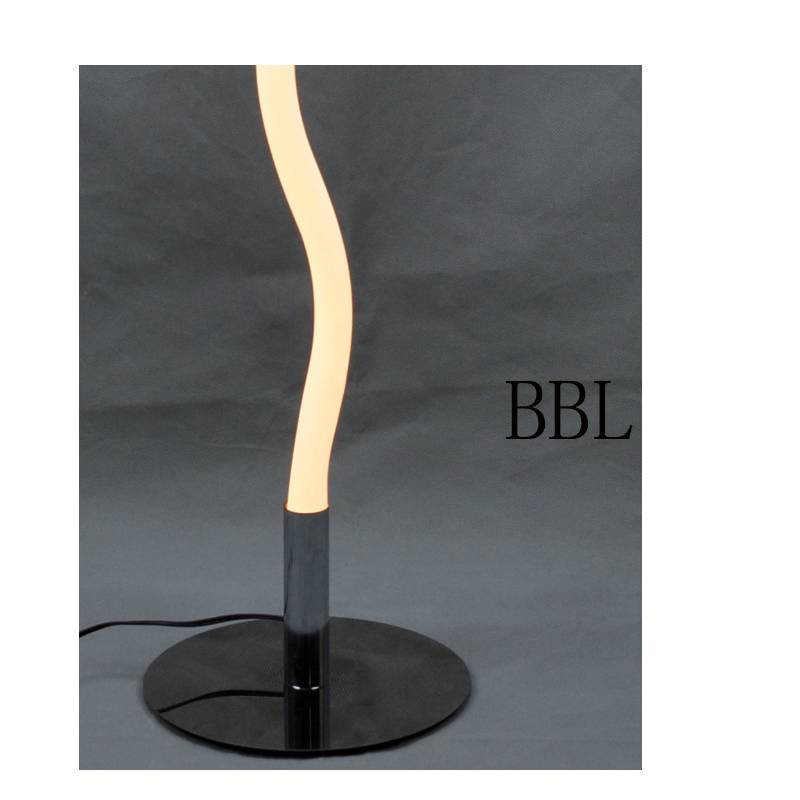 LED stojací lampa s akrylovou vlnovkou