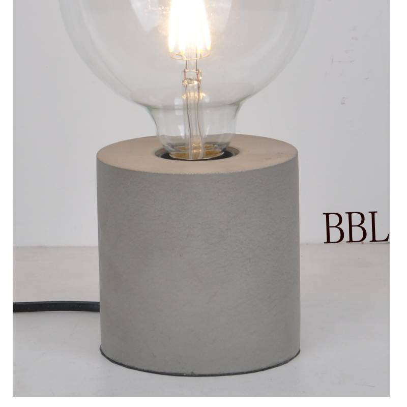 Stolní lampa se sloupovým betonovým podstavcem