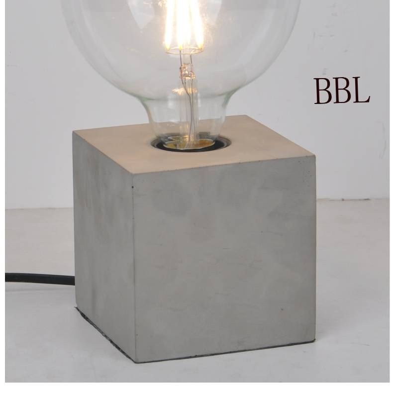 Stolní lampa se čtvercovým betonovým podstavcem