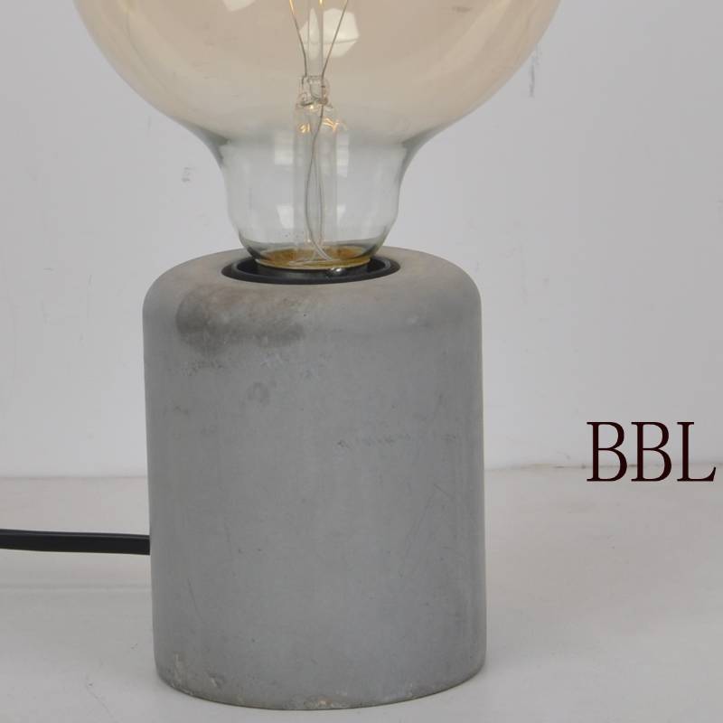 Stolní lampa s malým sloupkem betonové základny