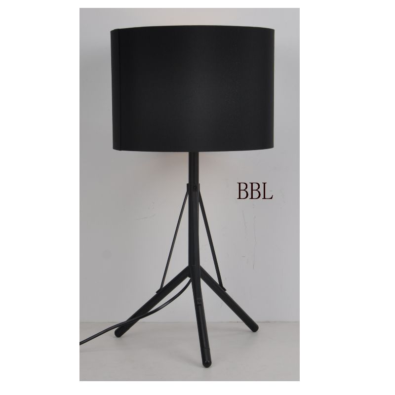 Třínová stolní lampa s textilním stínem