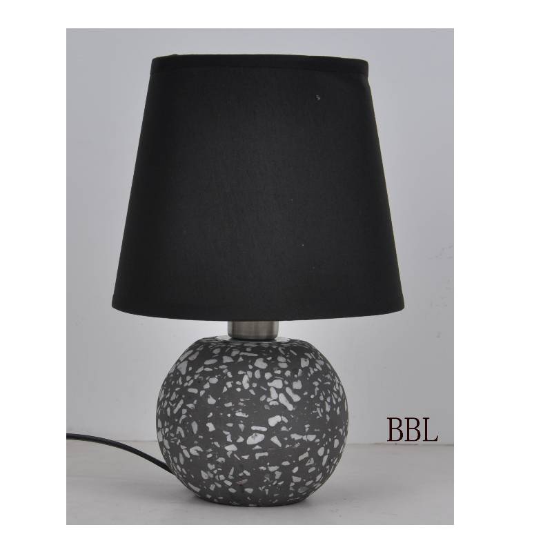 Stolní lampa se stínem tkaniny a přírodní bázi mozaiky z betonu