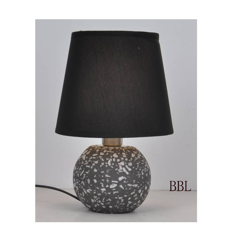 Stolní lampa se stínem tkaniny a přírodní bázi mozaiky z betonu
